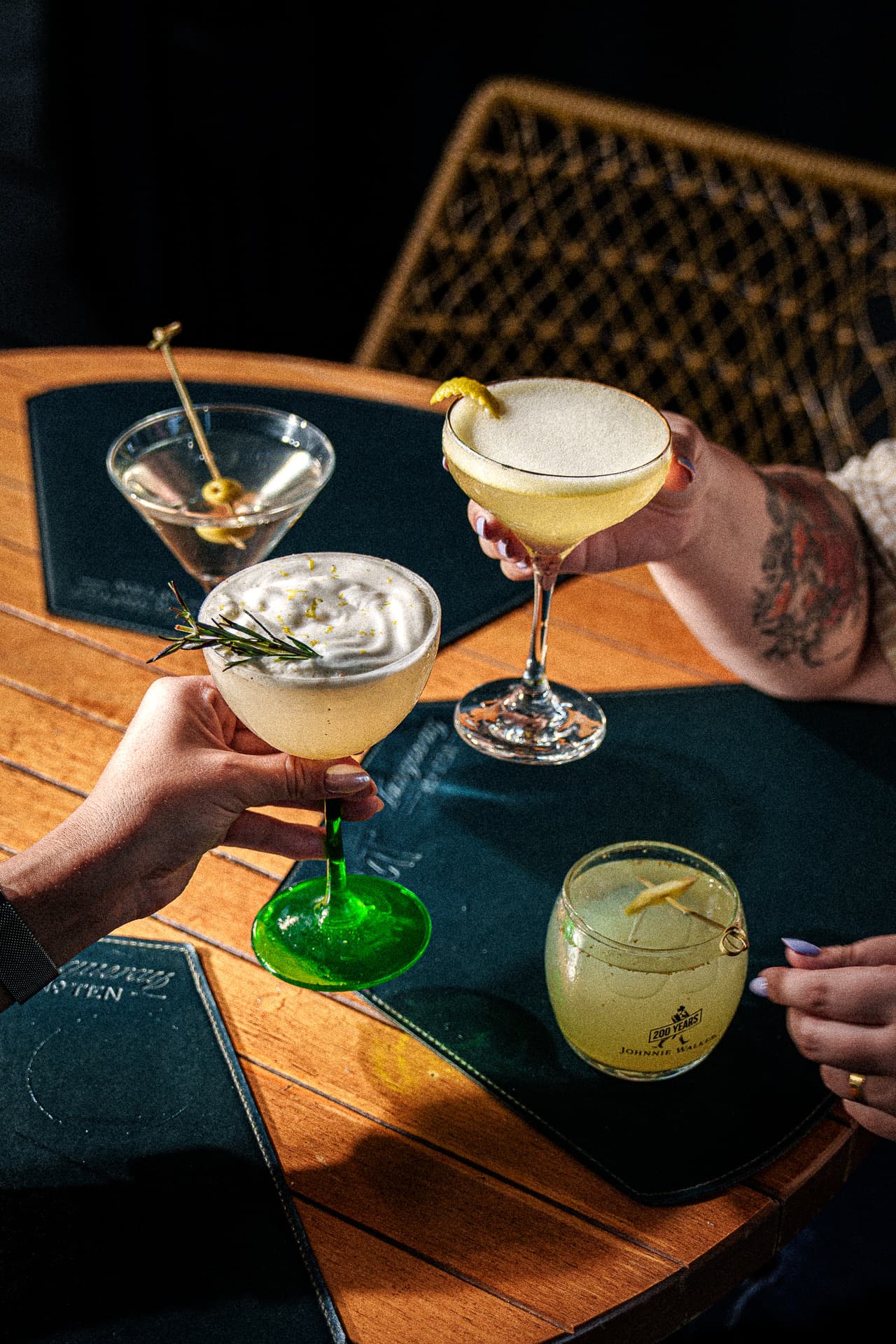 Brinde com quatro drinks autorais na mesa do Smeat